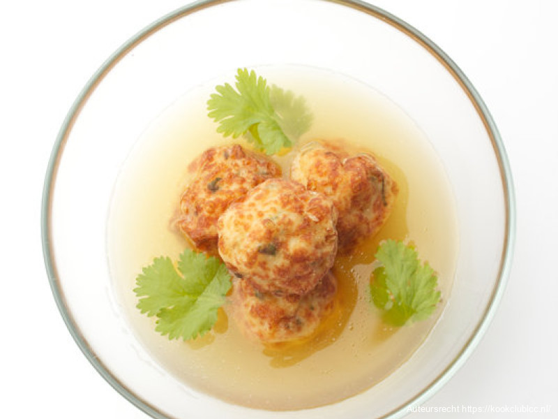 Balletjes van snoekbaars in spicy bouillon