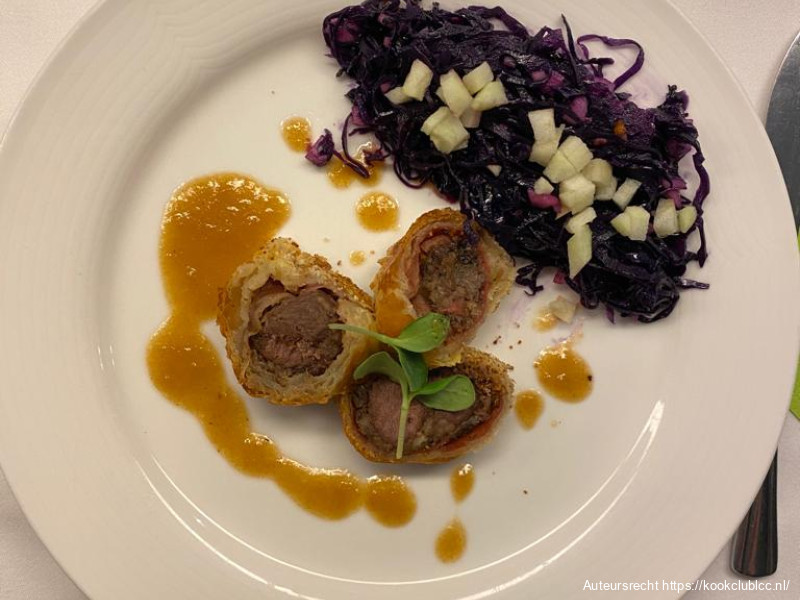 Haas Wellington met rode koolsalade en sjalot-appeljus 