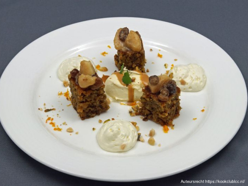 Notencake met witte chocolademousse, gekarameliseerde peer en boerenjongens