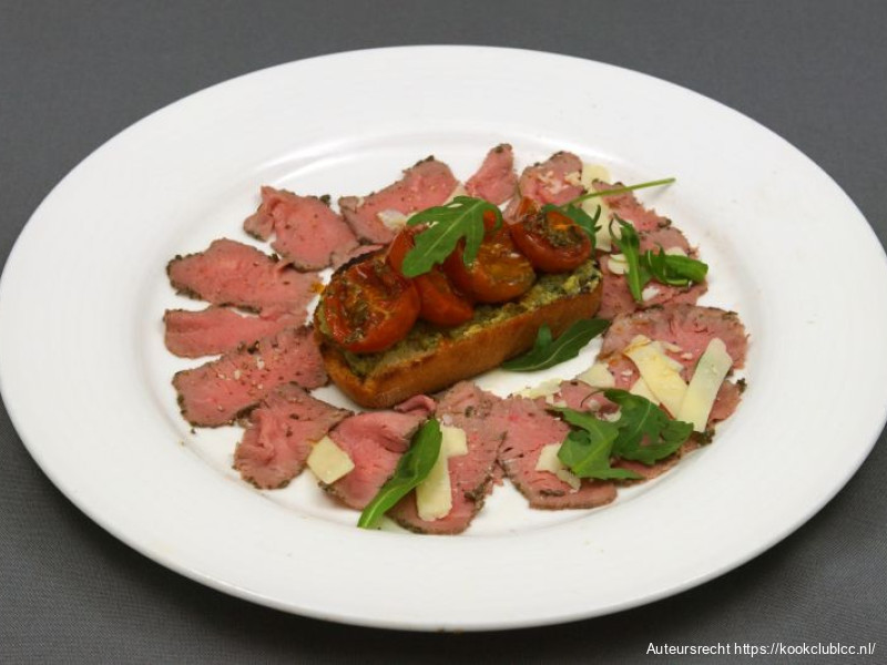 Carpaccio van gerookte lamsfilet, knoflooktapenade en gedroogde tomaten