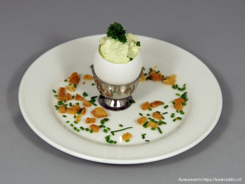 Roerei met ragout van gerookte paling met asperge en groene mosterdschuim