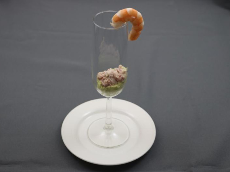 Avocadobavarois en garnalentartaar (amuse 1)
