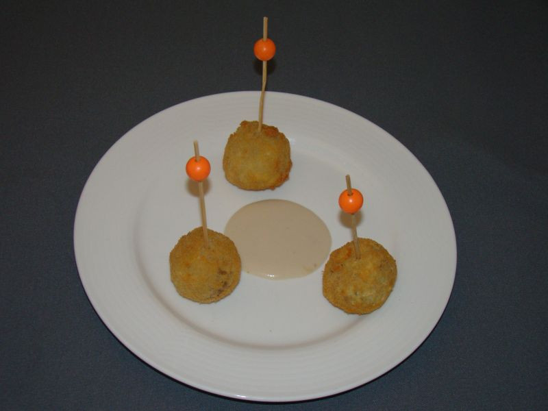 Risotto balletjes met zwarte knoflook en knoflooksaus.