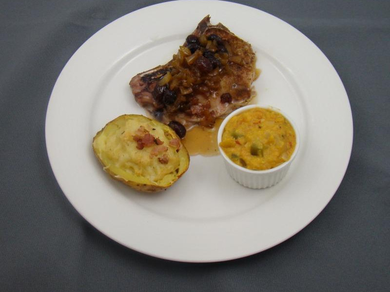 Gevulde karbonades met een bacon-maple reductie en Maque Choux