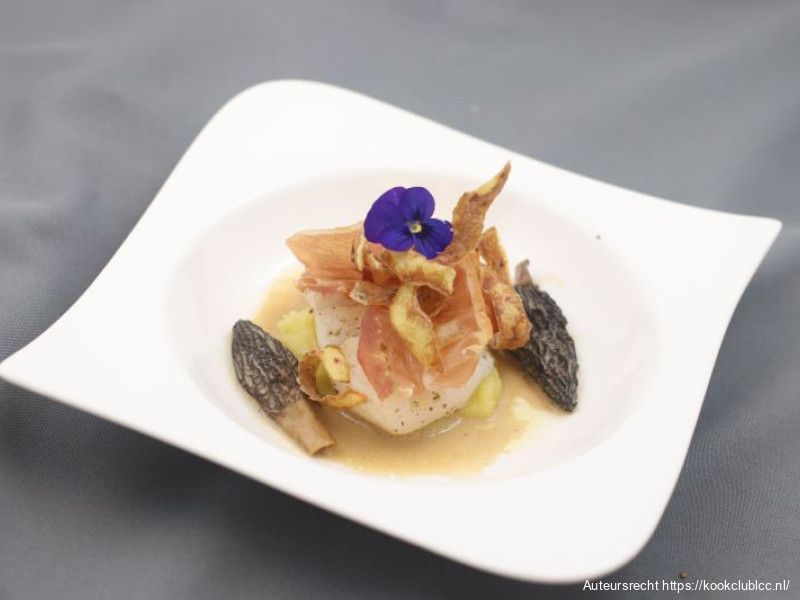 Tarbot op een zalf van  aardappel met jabugoham en een jus van gevogelte en morieljes