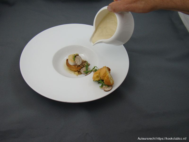 Crèmige bloemkoolsoep met gebakken coquille en cougères