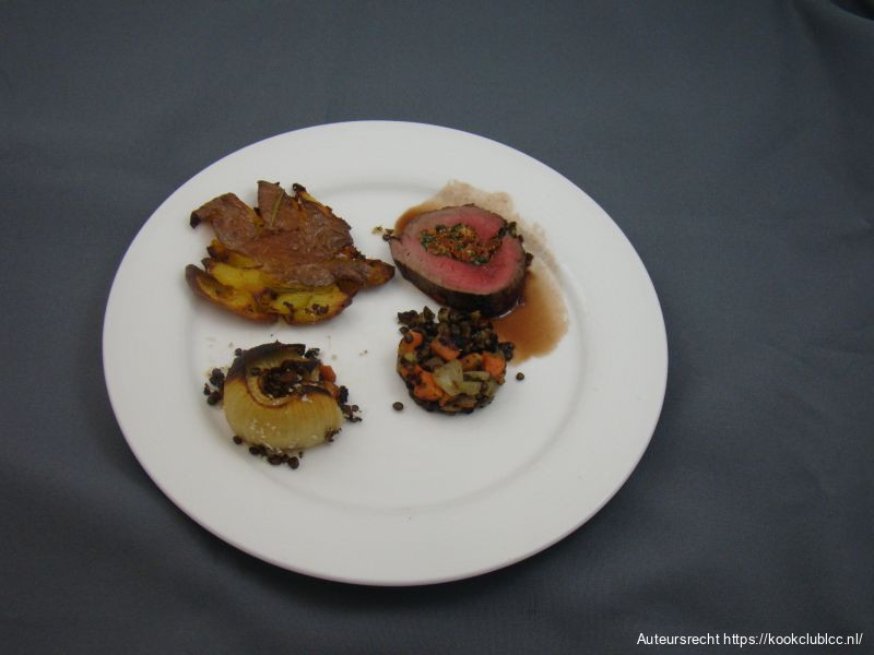 Rollade van rosbief met rode wijnsaus, gevulde uien en smashed potatoes