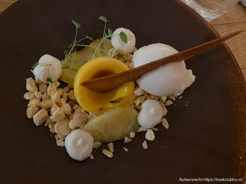 Gegrilde ananas met een mousse van ananas , ananas kokos-ijs, tuille koek.