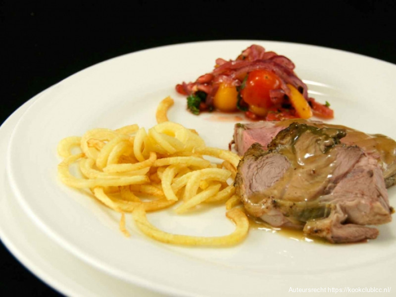 Lamsbout met tomatensalade met geroosterde citroen, aardappelspaghetti en rozemarijnsau