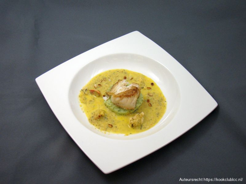 Skrei op bedje paksoi met rivierkreeftensaus en knolseldermousse
