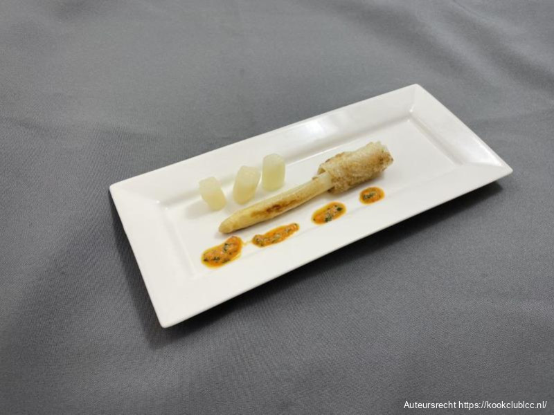 Asperges in brood met choronsaus.