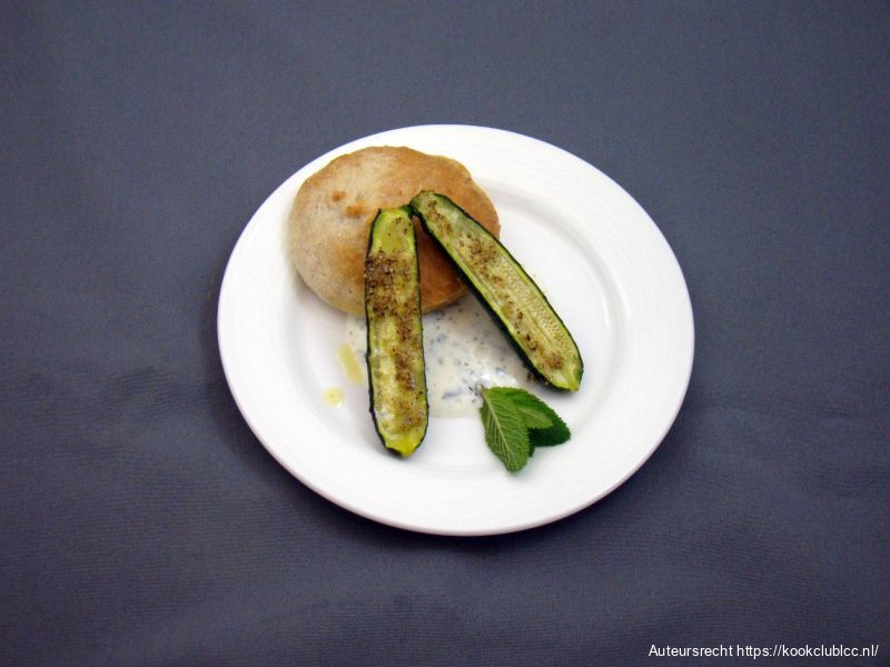 Mini pitabroodje met gegrilde mini courgette met warme yoghurt en saffraanboter