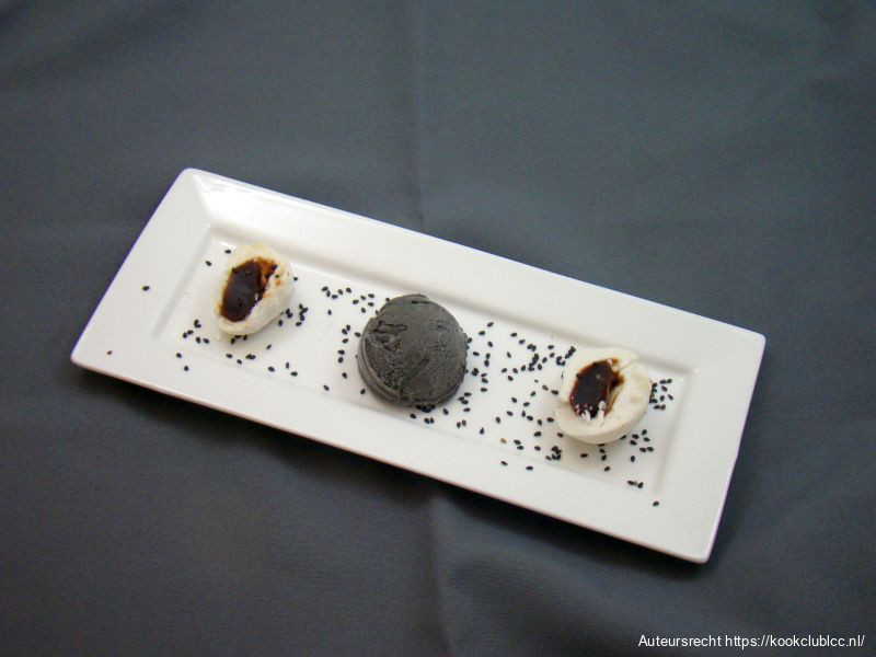 Anko Mochi, Kuro Goma no aisukurīmu (mochi, ijs van zwarte sesam)