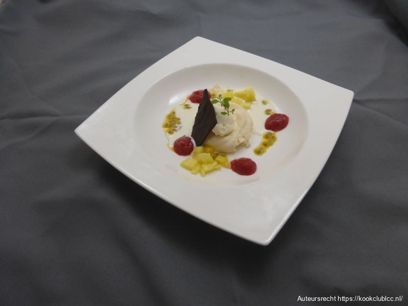 Pavlova met gemengd fruit en verjus ijs