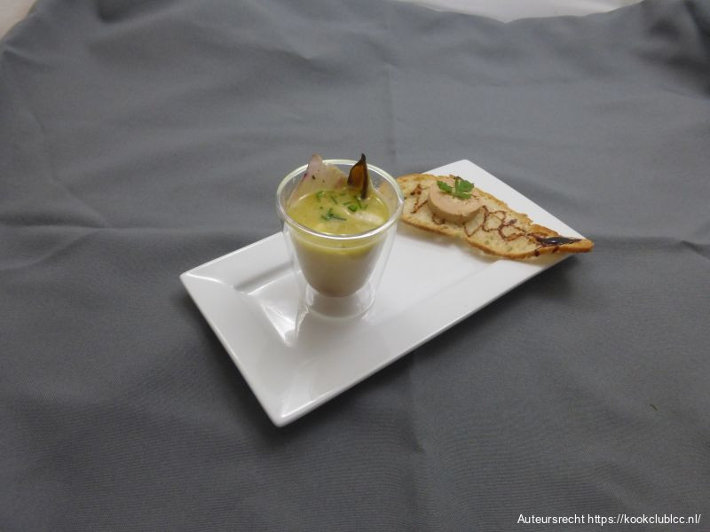 Witlofsoep met gekaramelliseerde appel, zuurdesemtoast met foie gras
