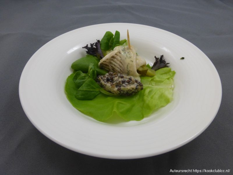Scholrolletje met pittige dillesaus op salade