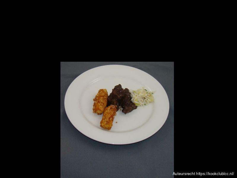 Stoofvlees van everzwijn met witlofsalade en amandelkroketjes