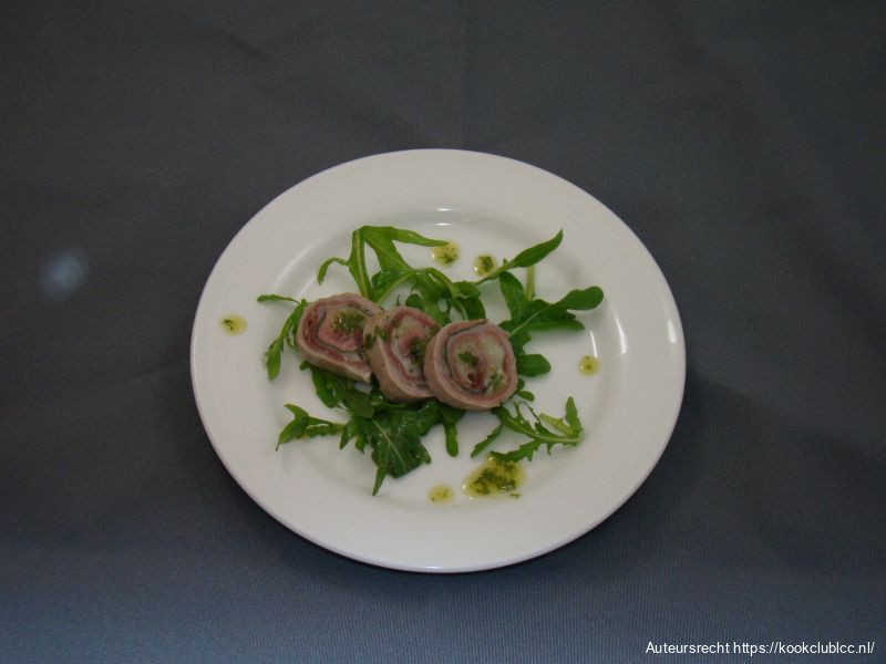 Amuse van kalfslende met Serranoham, salie en pecorino