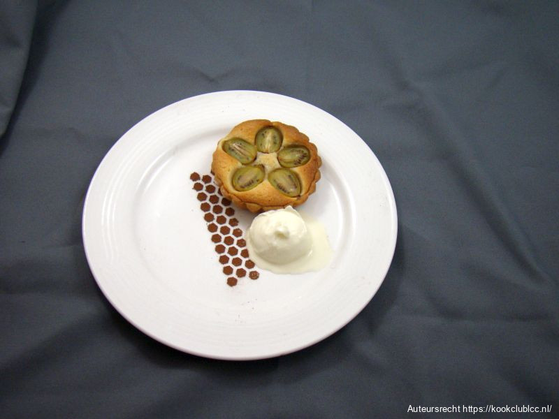 Tartelettes van kiwibes en frangipane en witte chocolade sorbet