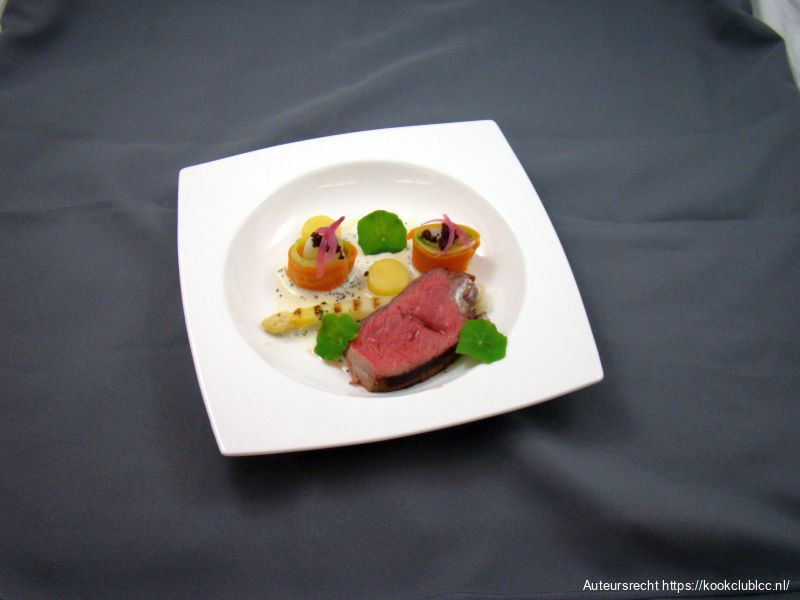 Entrecote met rouleau van witte asperge, pommes fondant en gegrilde witte asperge