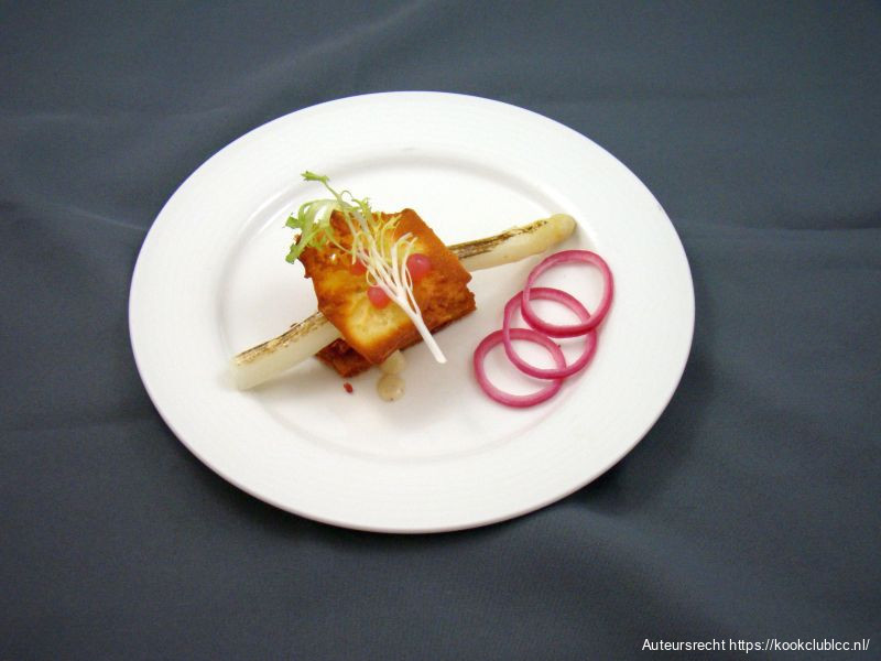 Pomme pavé met steak tartaar en witte asperges