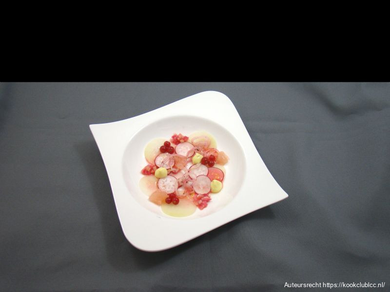 Ceviche van koolrabi, rode bes en rabarber