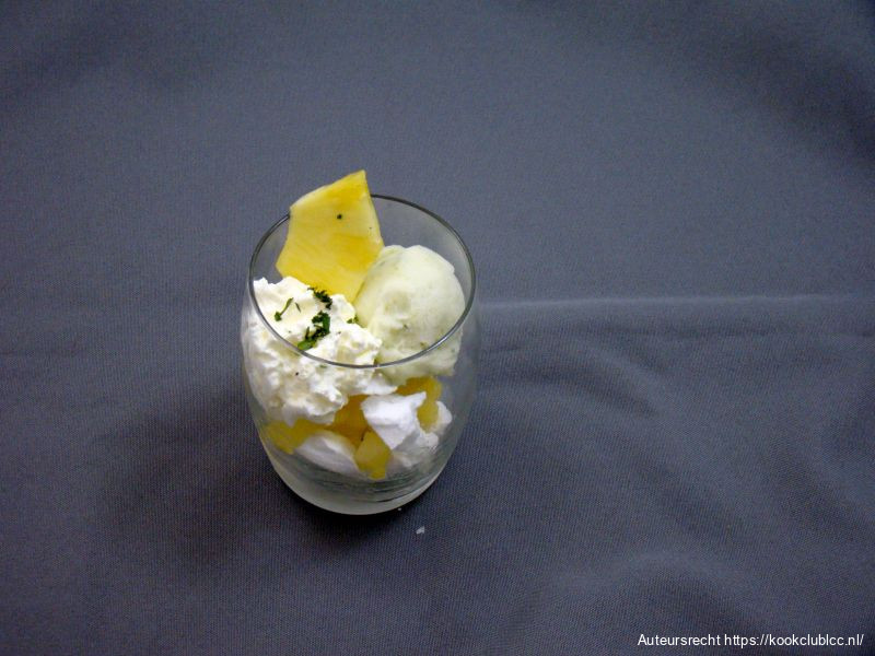 Eton Mess van Ananas, Limoen-dragon Sorbet, Slagroom