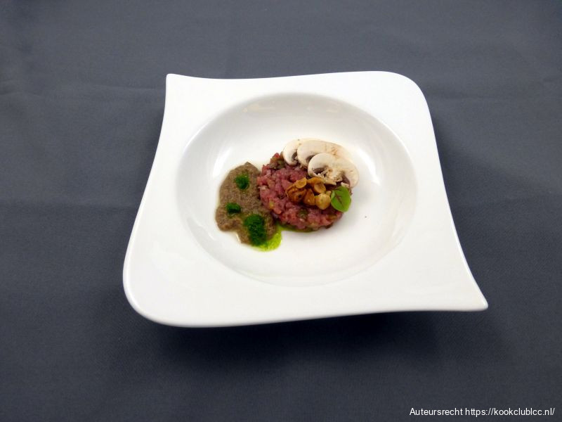 Tartaar van kalfsoester, afgewerkt met champignon, hazelnoot en bieslook