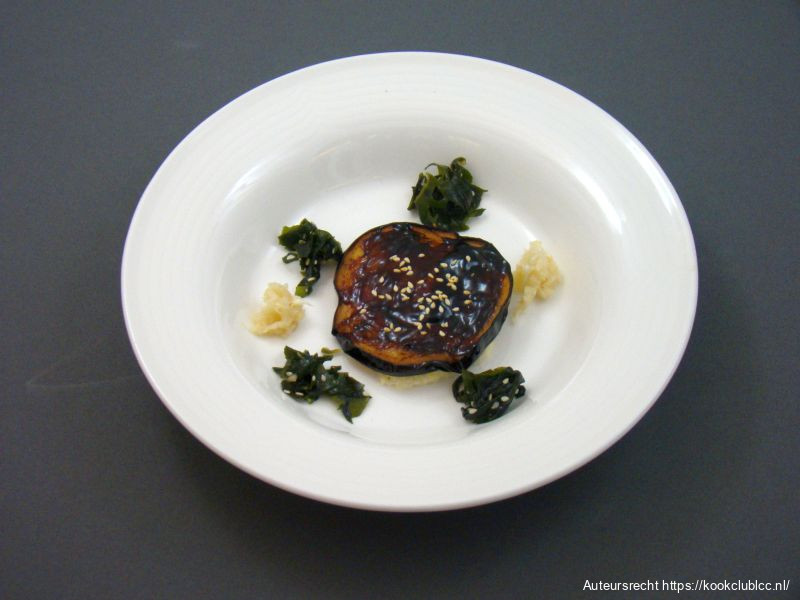 Geglaceerde aubergine met mierikswortelcrème en zeewier