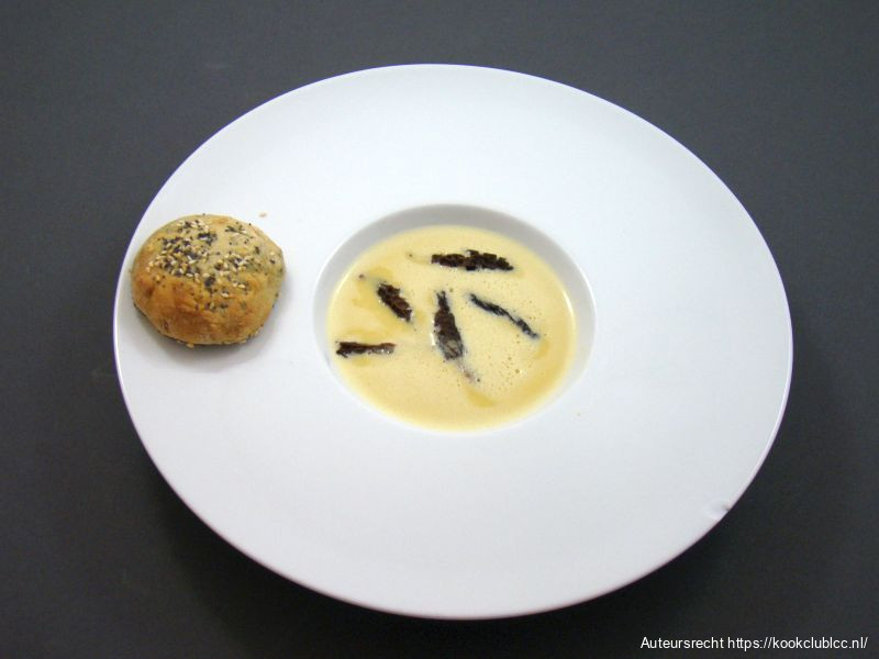 Maissoep met morille schuim, breekbrood