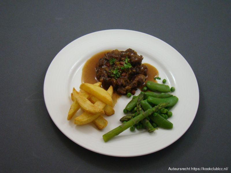 Runderstoverij in bier met pommes pont neuf en groene groenten