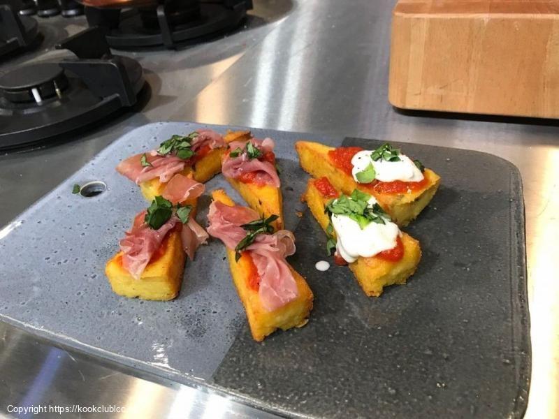 Polenta bites met tomatensaus