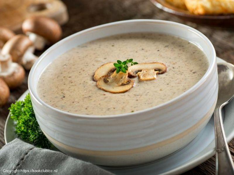 Schuimige soep van bonen en eekhoorntjesbrood