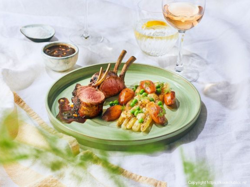 Lamskoteletjes met gratin van asperges en doperwten