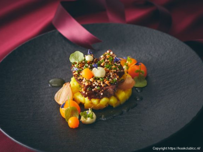 Kalfswang met salade van aardappel en piccalilly