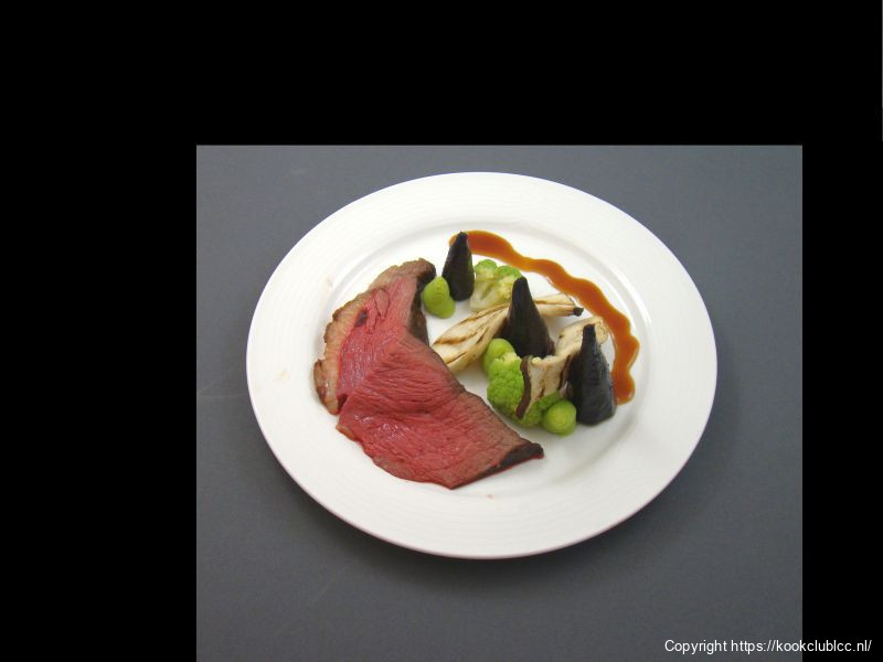 Zacht gegaard runderstaartstuk met een jus van gekarameliseerde knoflook