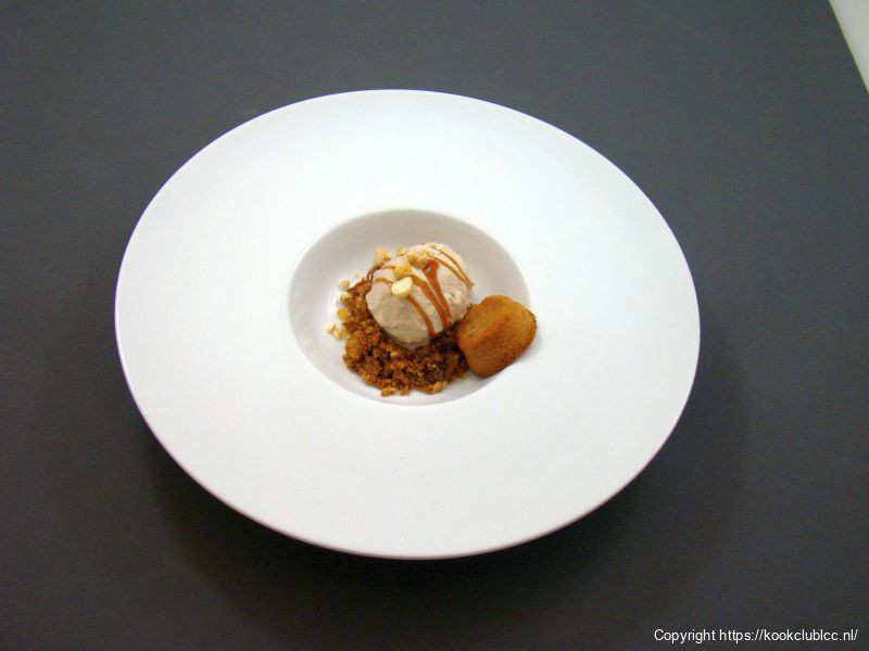 5. Pompoen-specerijen roomijs met koffie en amandelstructuren