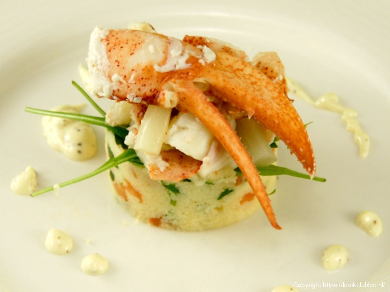 Torentje van couscous met asperges, kreeft en een ganzeleverkrul