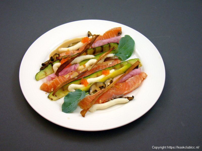 Geschroeide zalm in Yuzu miso met chioggia biet, shiitakejus en knolselderij puree