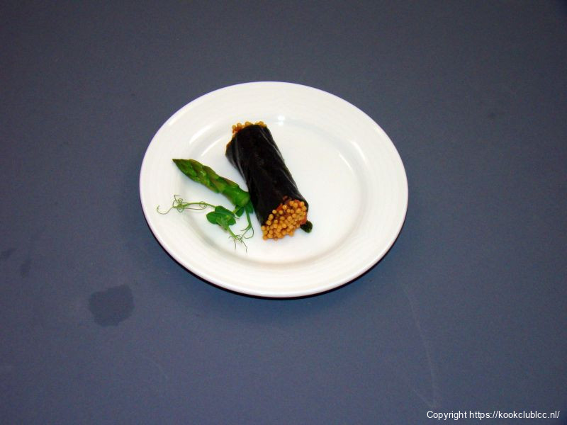 Groene asperge cilinder met Italiaanse steak tartaar amuse