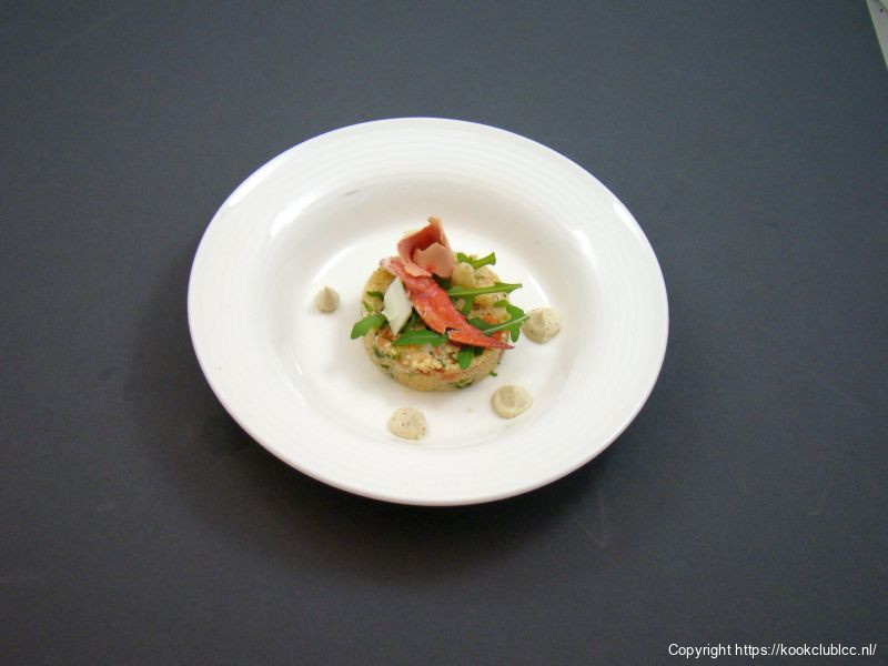 Torentje van couscous met asperges, kreeft en een ganzeleverkrul