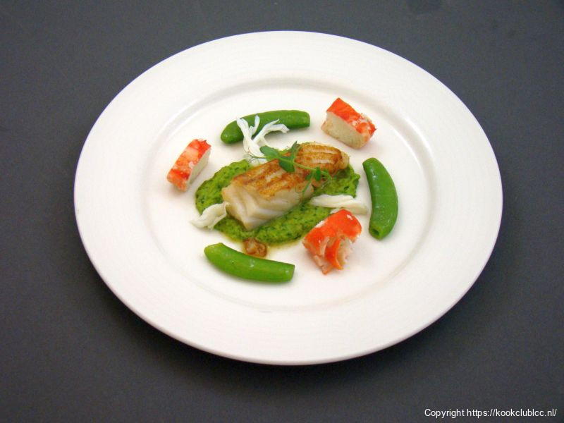 In room gebakken kabeljauw met munt-erwtenpuree & krabpoten