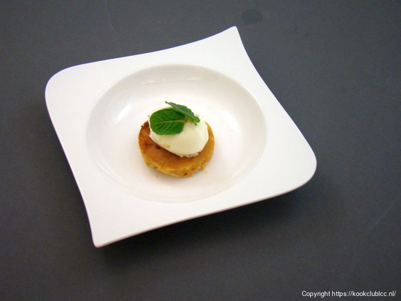 Rabarber-appelcrumble taart met yoghurt-kardemomijs 