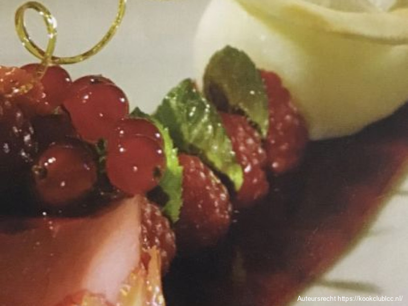 Frambozenbavarois en vlierbloesemsorbet met rood fruit