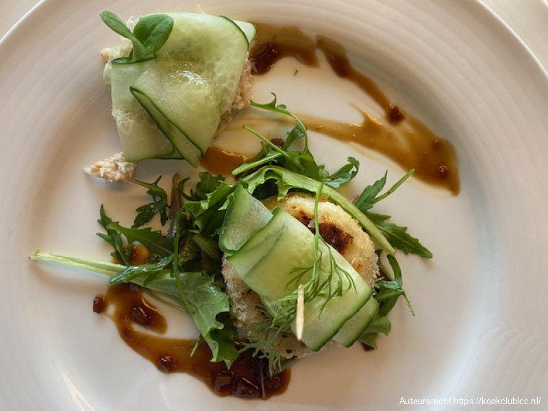 Hamburger van rivierkreeftenstaartjes en krabsalade
