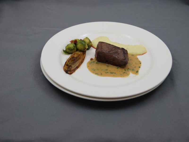 Hertenrugmedaillons met cantharellensaus, aardappelmousseline met truffel, spruitjes en witlof.