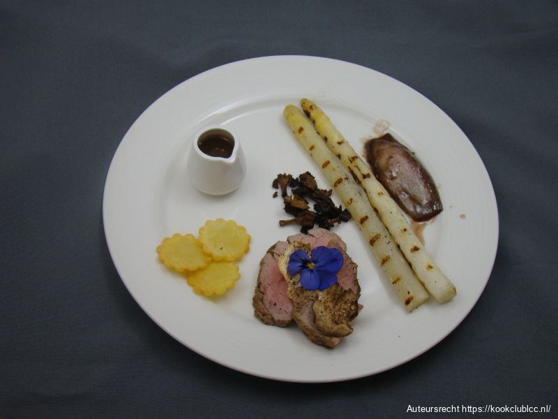 Kalfshaas, gegrilde witte asperges, morilles, pommes soufflées en heldere uienjus