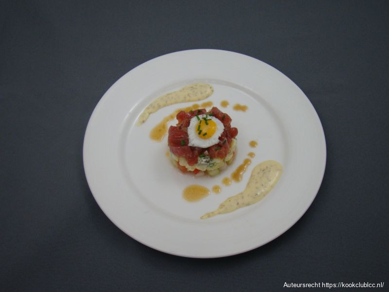Tonijntartaar met soja en sesam, aardappelsalade, pikante salade en kwartelei
