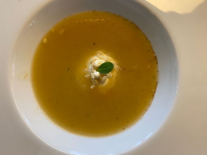 Koolraapsoep met kruidige room, hazelnoten en basilicum