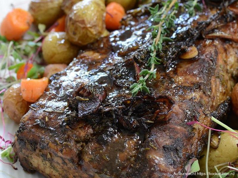 Iberico varkenshaas met een saus van rozijnen en een salade van gegrilde en gepofte groenten.